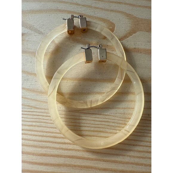 Marbled Acrylic Hoop Earrings With Gold-Tone Clasps Retro Style Jewelry - Picture 1 of 4